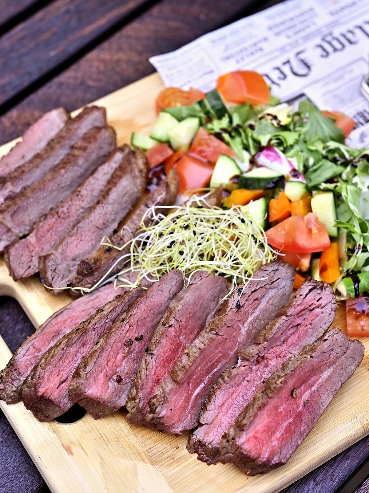 Steakové menu dva na terase: picanha, flank steak, přílohy, croissant, víno i káva