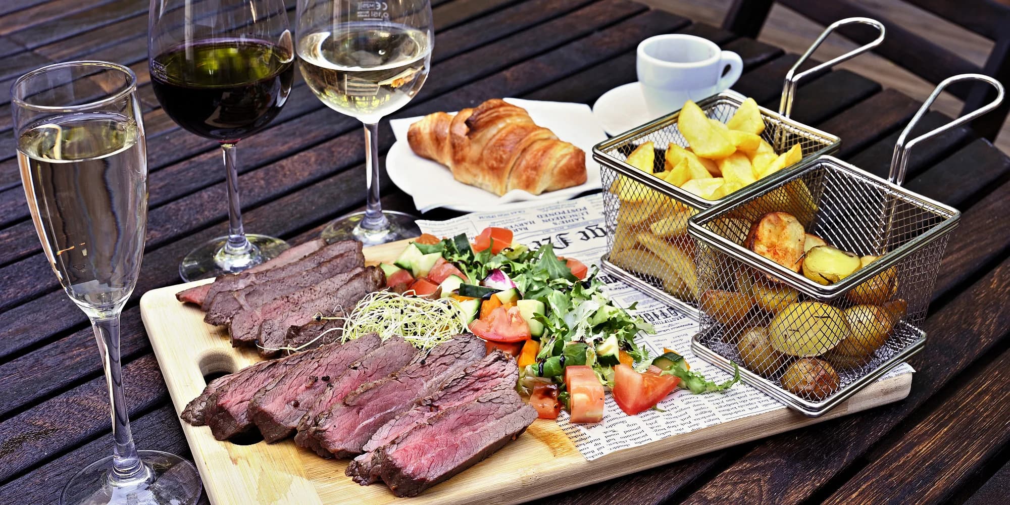 Steakové menu dva na terase: picanha, flank steak, přílohy, croissant, víno i káva