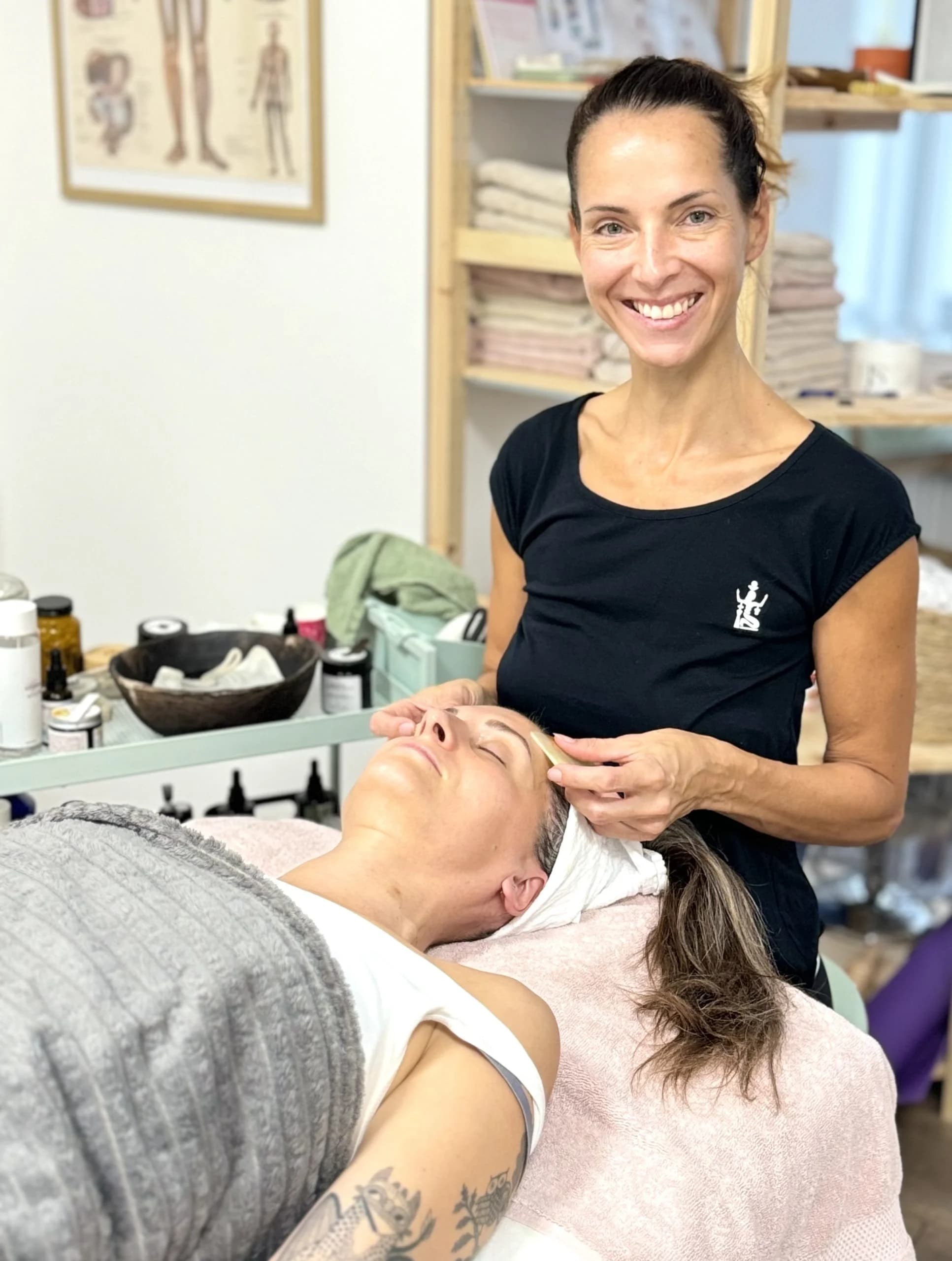 Kosmetická ošetření: carbon peeling obličeje i dekoltu či gua-sha masáže