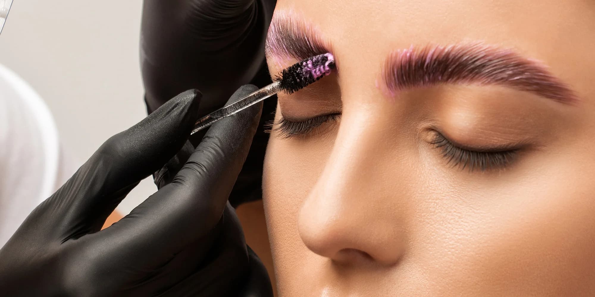 Zvýrazněte svůj pohled: laminace obočí včetně barvení a lashlifting