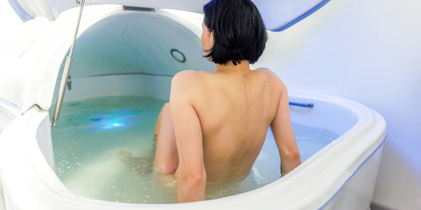 Relax pro 1 či 2 osoby: floating – relaxační koupel s roztokem Epsomské soli, 30 nebo 60 min.