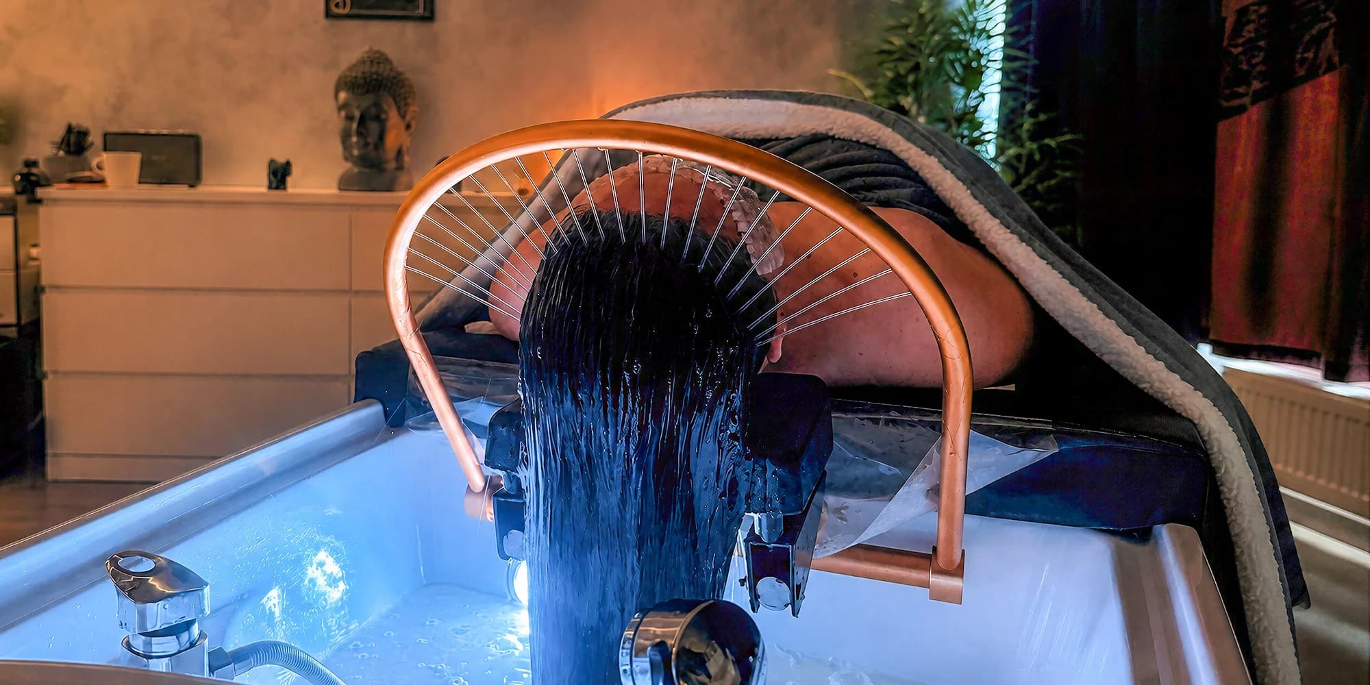 Head spa rituály a trichologická terapie: relaxace i odborná péče o vlasy
