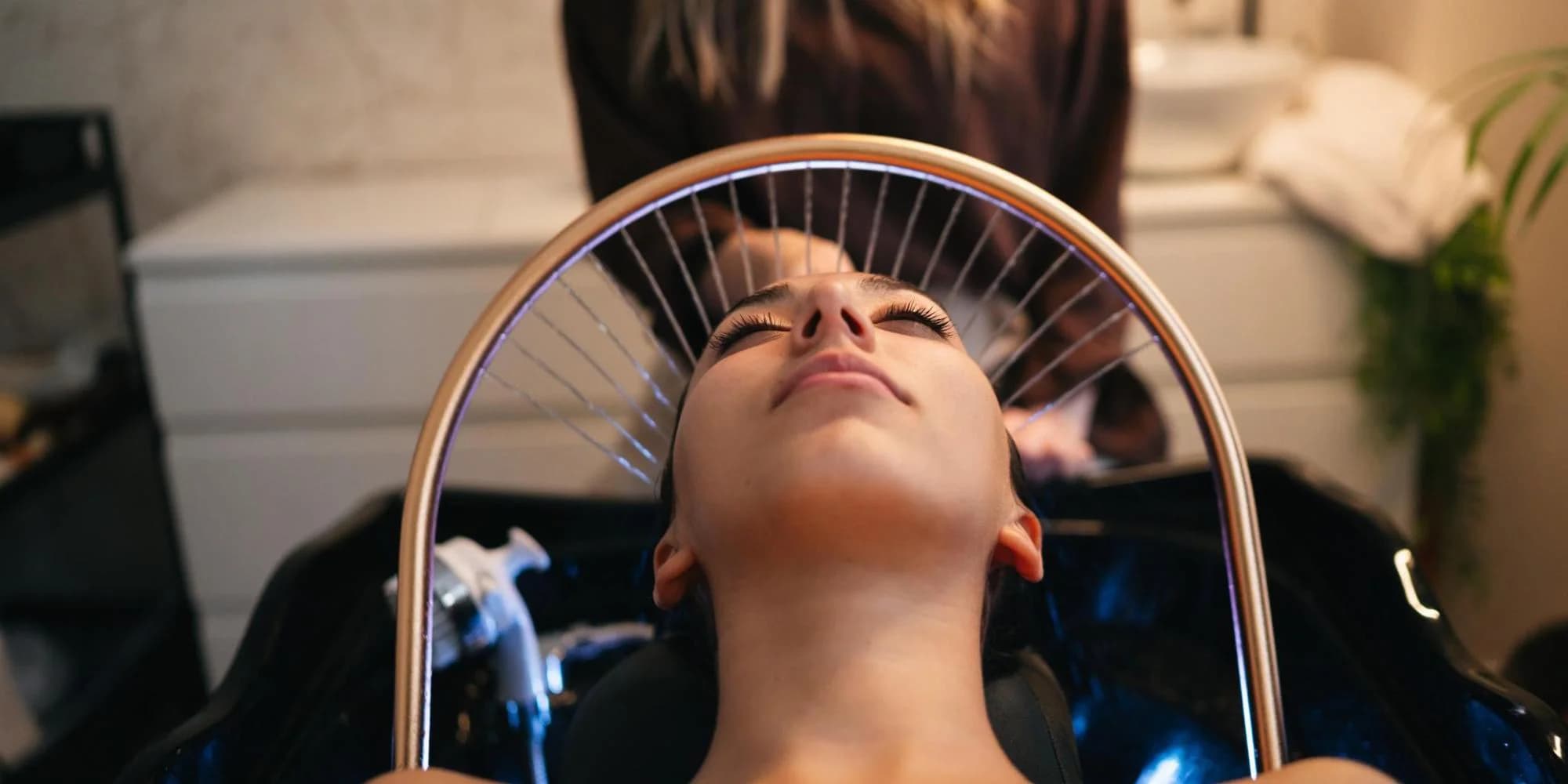 Dokonalé uvolnění při head spa: čištění pokožky, masáž, výživa vlasů i ASMR rituál