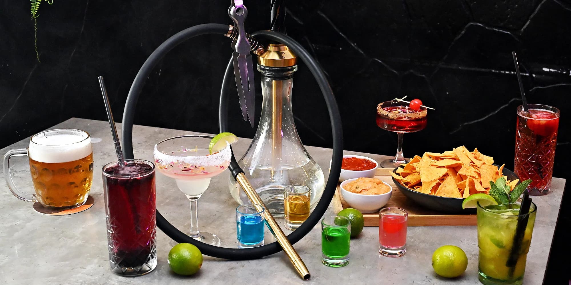 Vodní dýmka s tabákem podle výběru, míchané drinky i nachos ve Foukárně