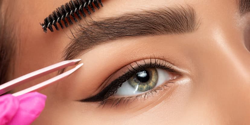 Úprava a barvení obočí, lash lifting, laminace i prodloužení či doplnění řas
