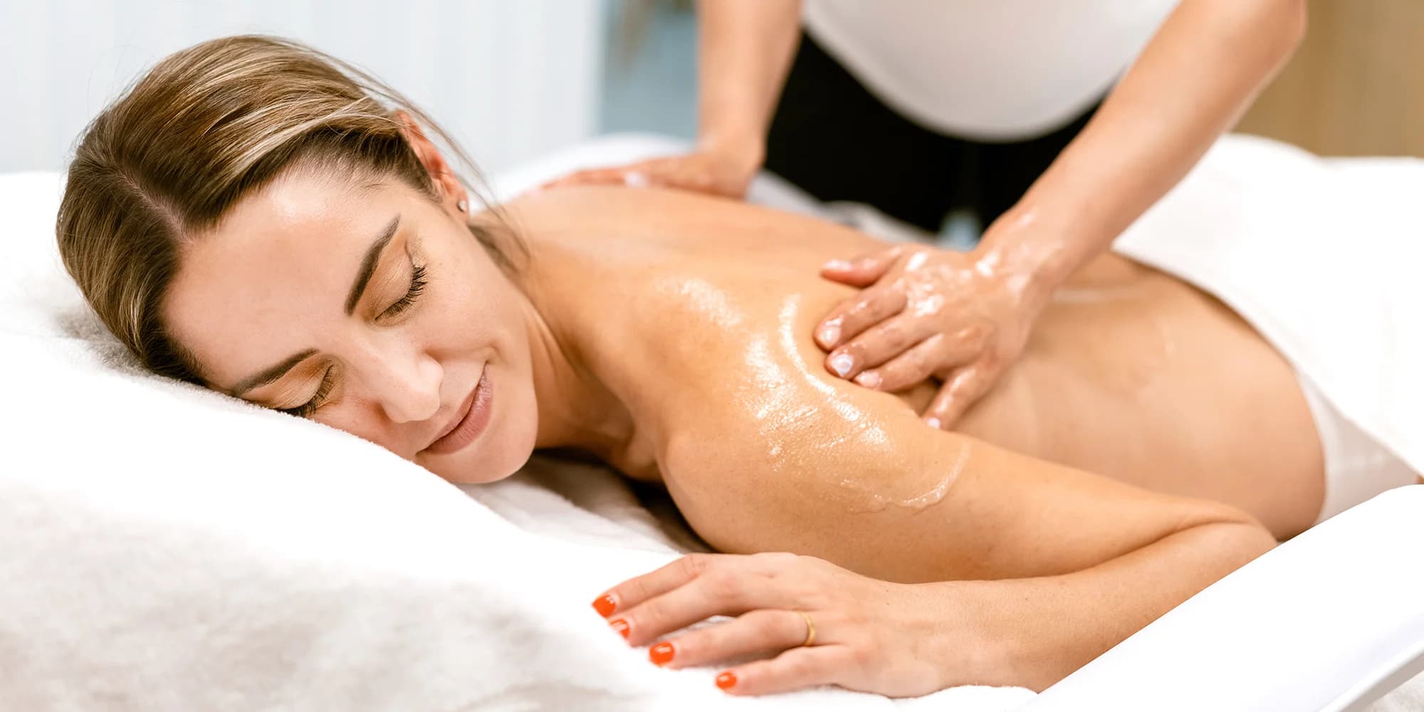 Božské masáže: královská čtyřruční, relaxační či omlazující, párová a další