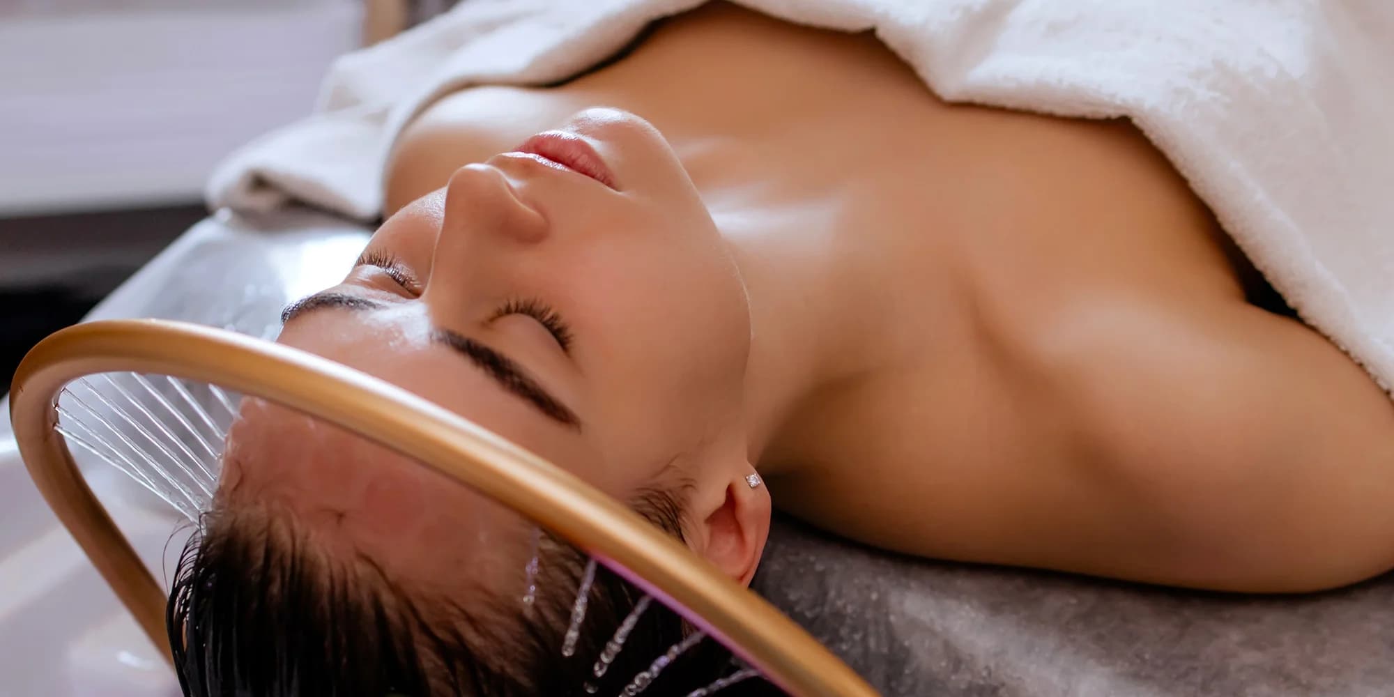Head spa: péče zaměřená na pokožku hlavy a vlasy včetně masáže, 50–120 minut