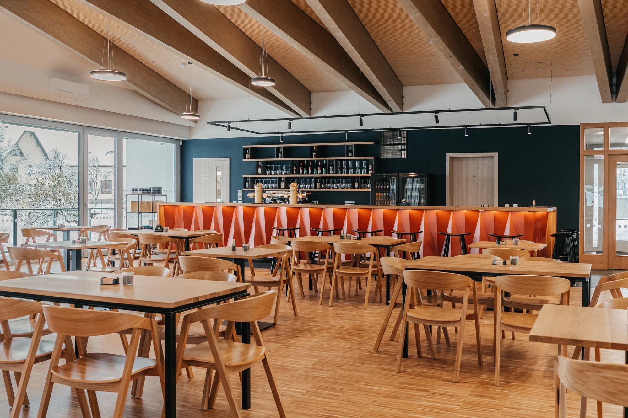 Set 4 mini burgerů s hovězím, vepřovým i kuřecím, hranolky, cibulové kroužky a dip