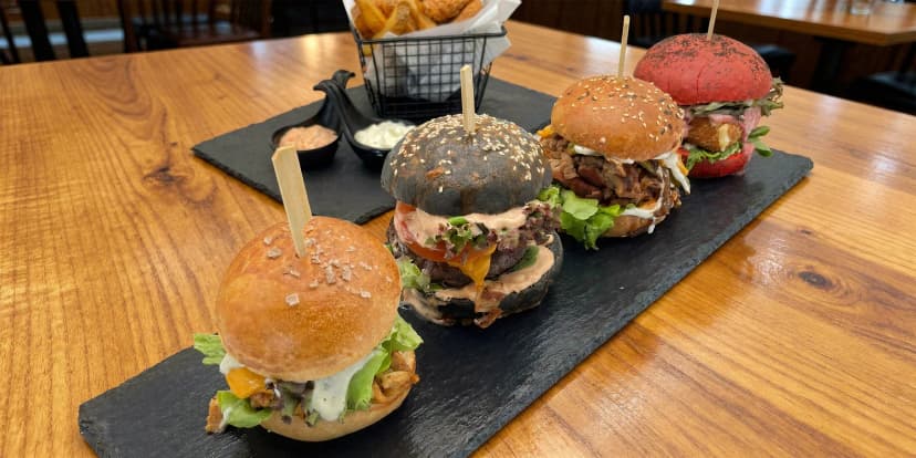 Set 4 mini burgerů s hovězím, vepřovým i kuřecím, hranolky, cibulové kroužky a dip