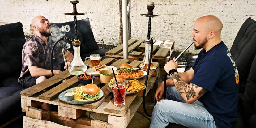 Otevřené vouchery v hodnotě 500–1 200 Kč na koktejly, nachos i vodní dýmky ve Foukárně