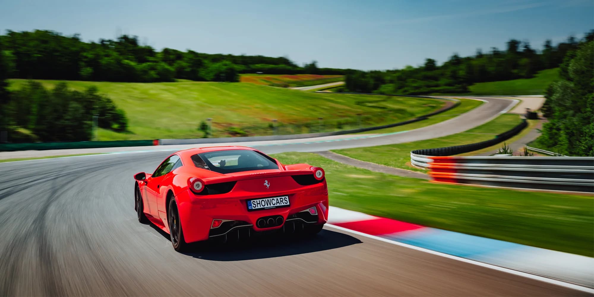Dárkové poukazy na adrenalinové aktivity Showcars: supersporty, velký okruh, polygony