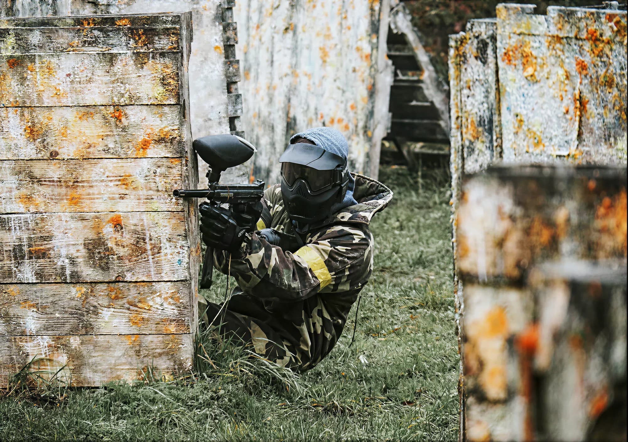Paintball ve vojenském areálu: 1-3 hod. akce, zbraně, maska, kuličky i pyrotechnika