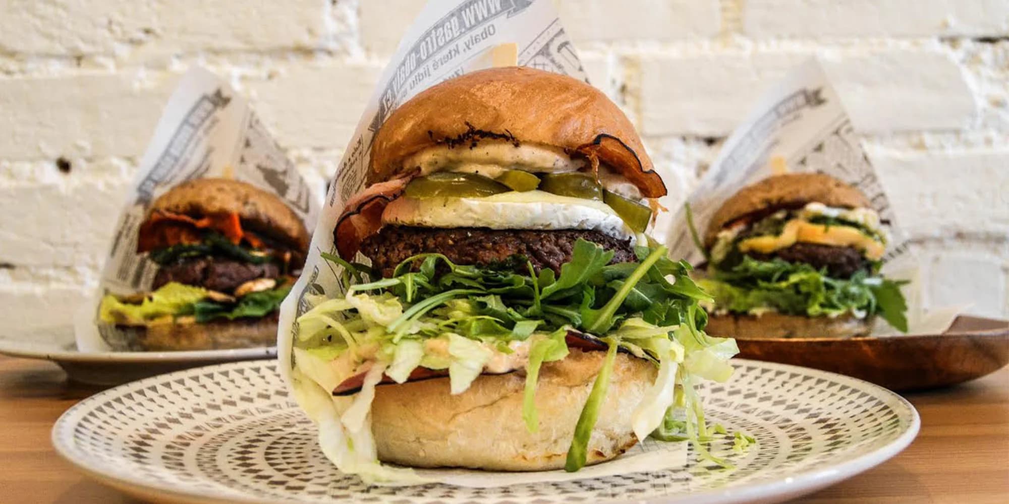 Velký hovězí burger dle výběru a opečené brambory pro 1 či 2 osoby