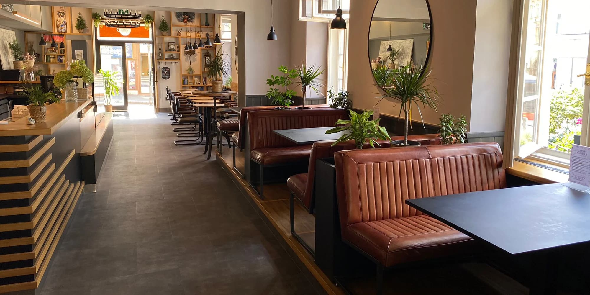 Hradecká kavárna: bohatý brunch pro dva nebo kafe či ledový čaj s sebou