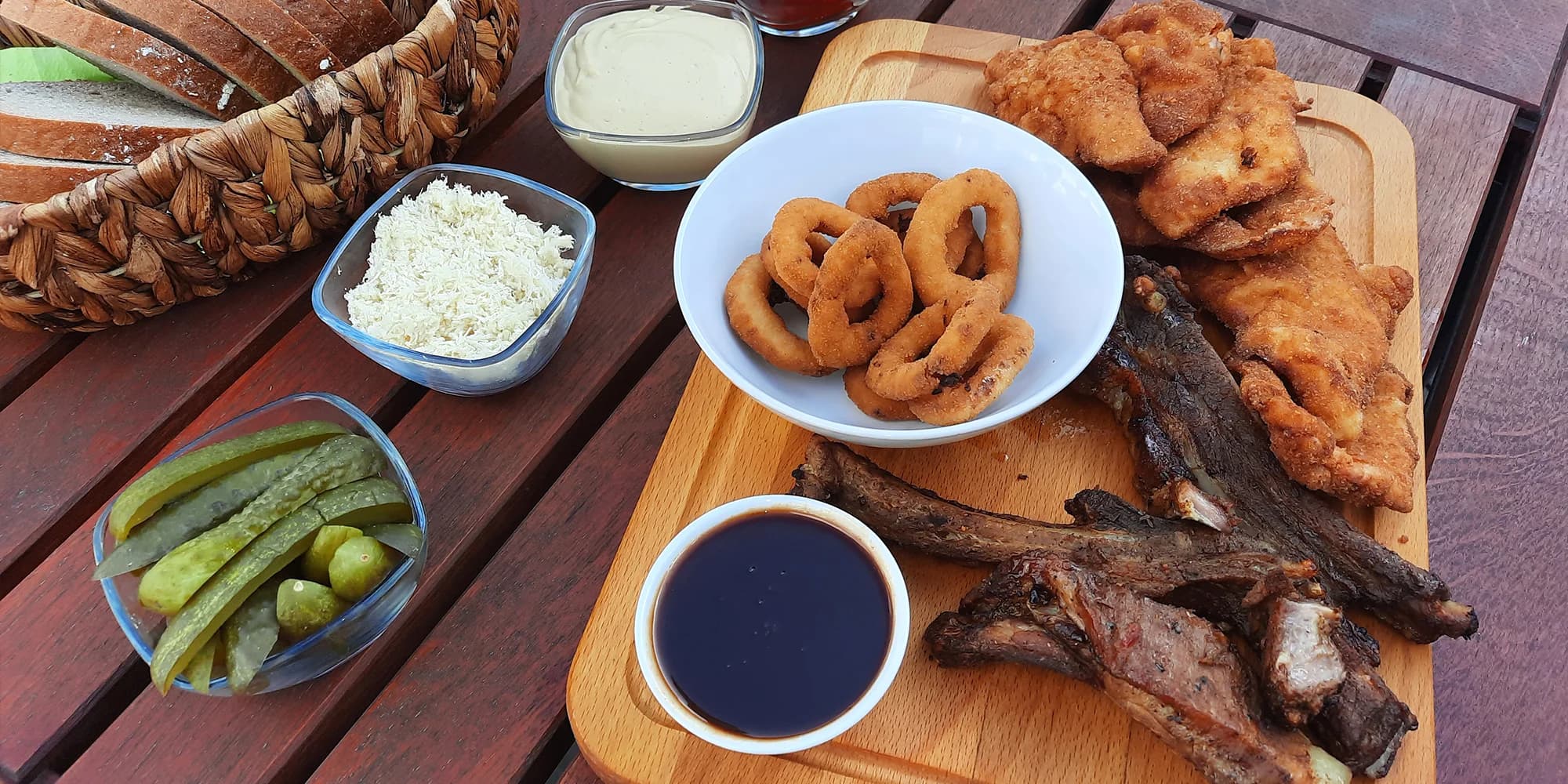 Prkno plné dobrot: řízky, žebra i koleno ve streetfood stylu v centru Jihlavy
