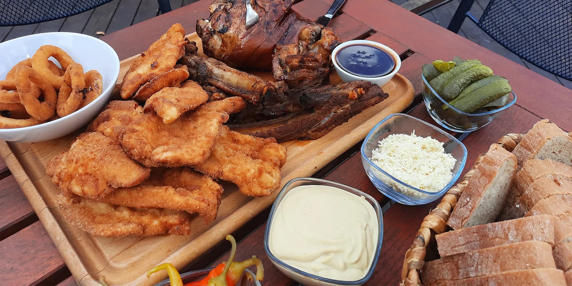 Prkno plné dobrot: řízky, žebra i koleno ve streetfood stylu v centru Jihlavy