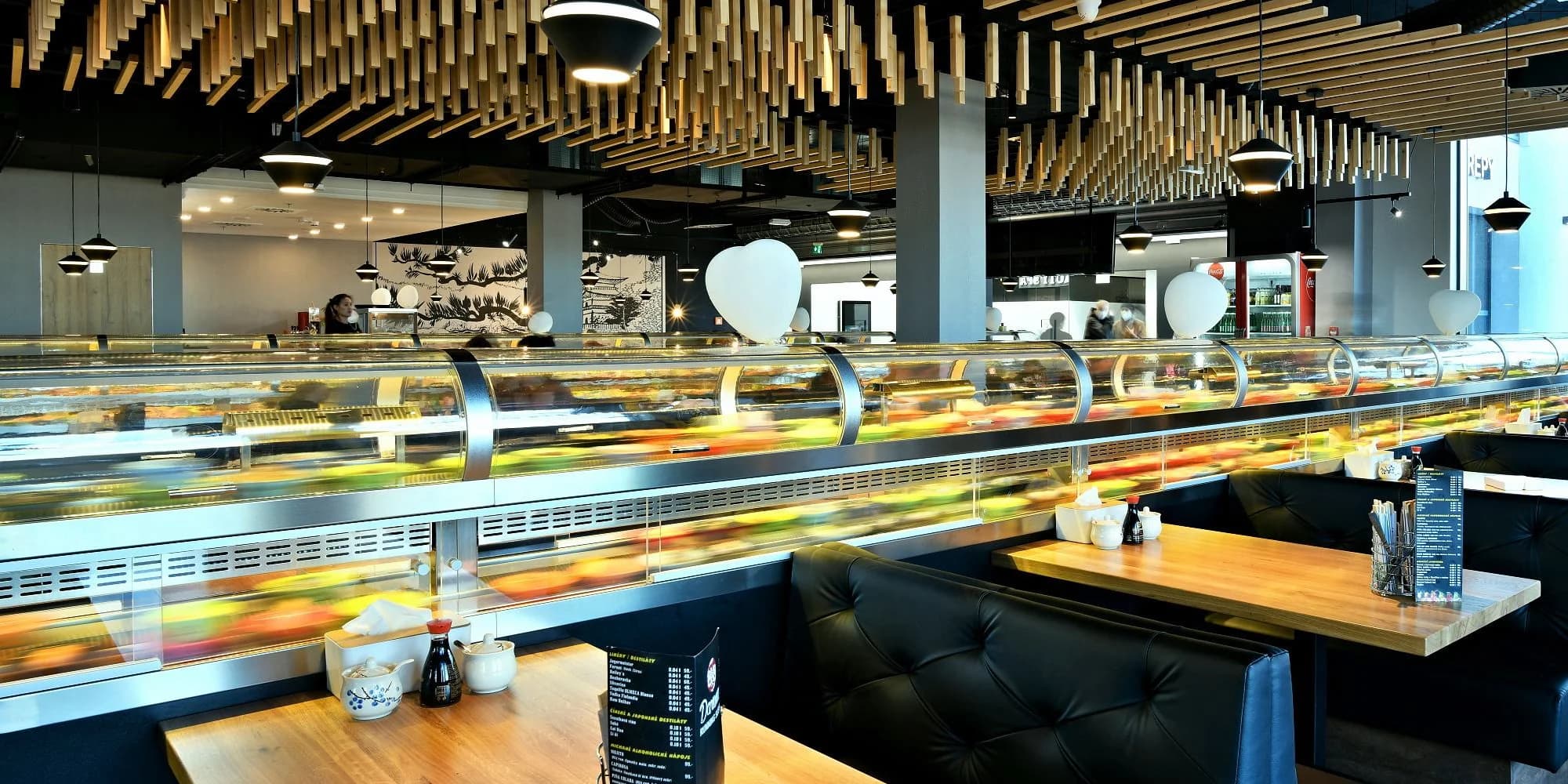 Dvě hodiny running sushi all you can eat v Řepích: grilované speciality, sushi, ovoce, dorty i polévky