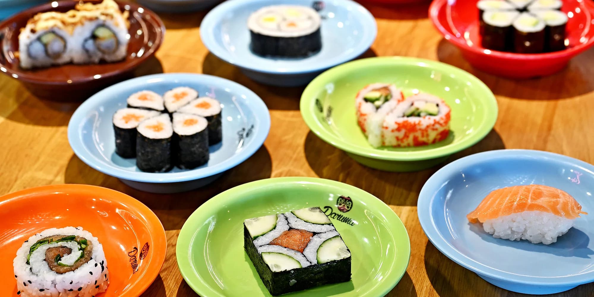 Dvě hodiny running sushi all you can eat v Řepích: grilované speciality, sushi, ovoce, dorty i polévky