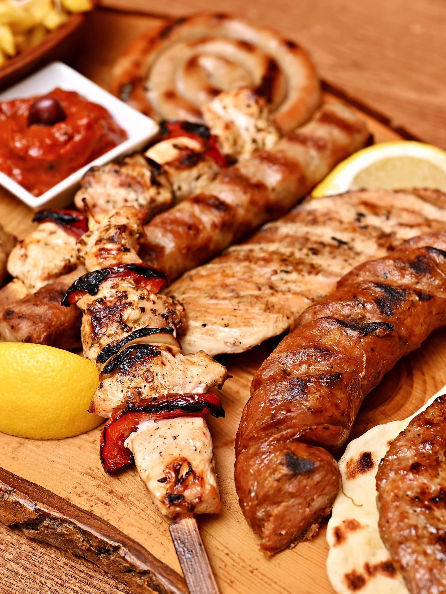 Ochutnejte bulharské menu: masové prkno či menu Mešena skara pro dva vč. hranolek a sálatu