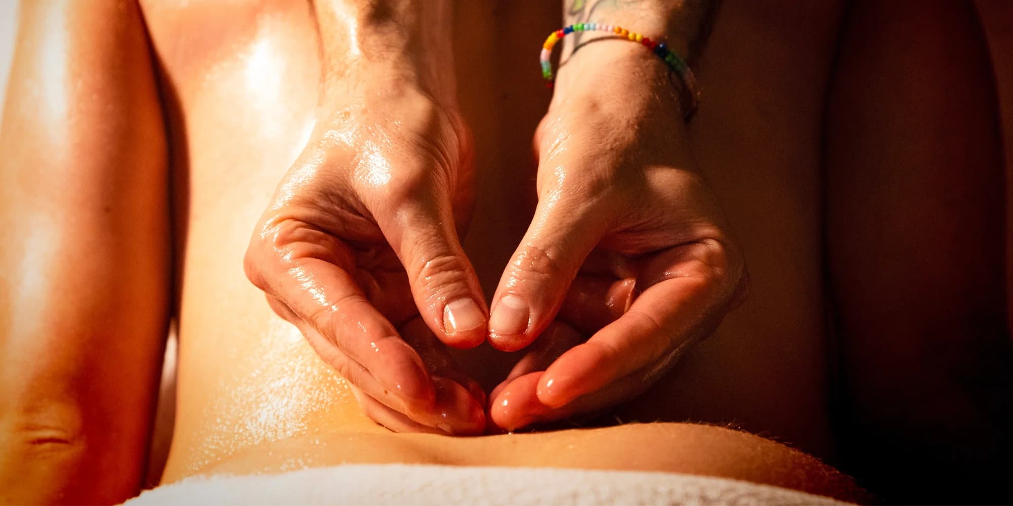Relaxační masáže s aromaterapeutickým rituálem či zábalem s bylinkovým peelingem a skleničkou prosecca