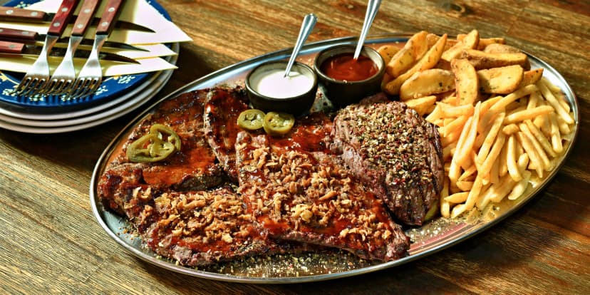 Malostranská hostina: grilované kuřecí a vepřové maso nebo uruguayský hovězí steak na 3 způsoby