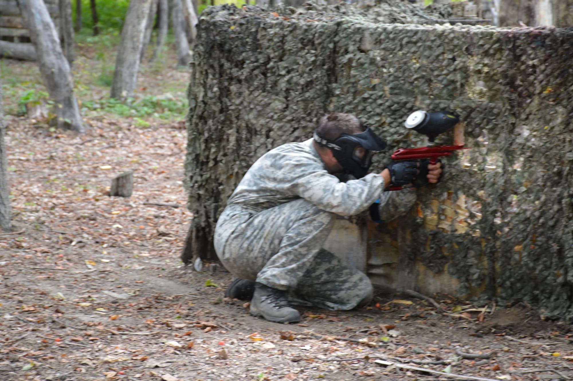 Dobijte adrenalin: 3 hodiny paintballu s výbavou, kuličkama i pizzou