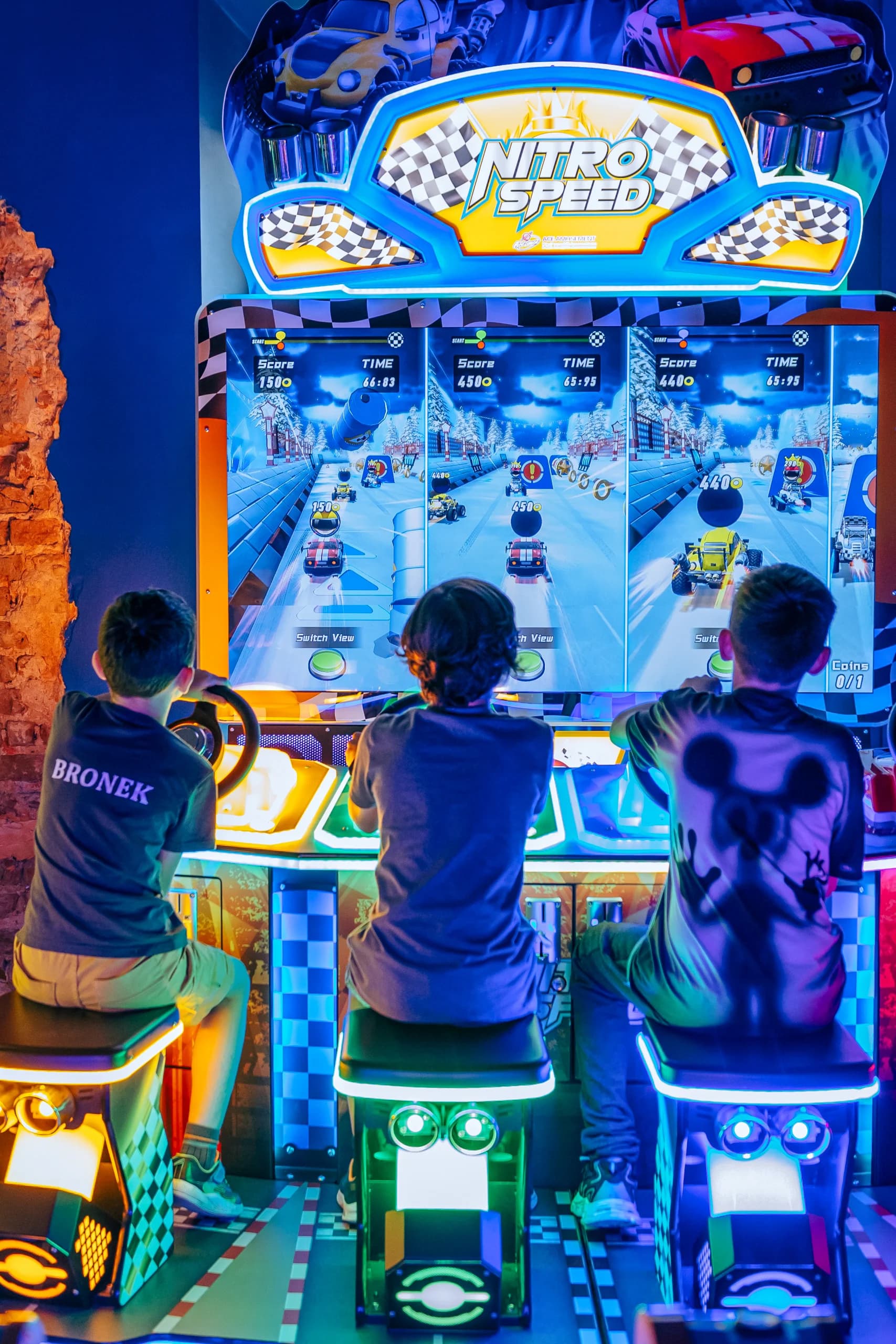 Vstup do herního centra Smog Arcade v Krakově: 10 až 90 her i pizza dle výběru