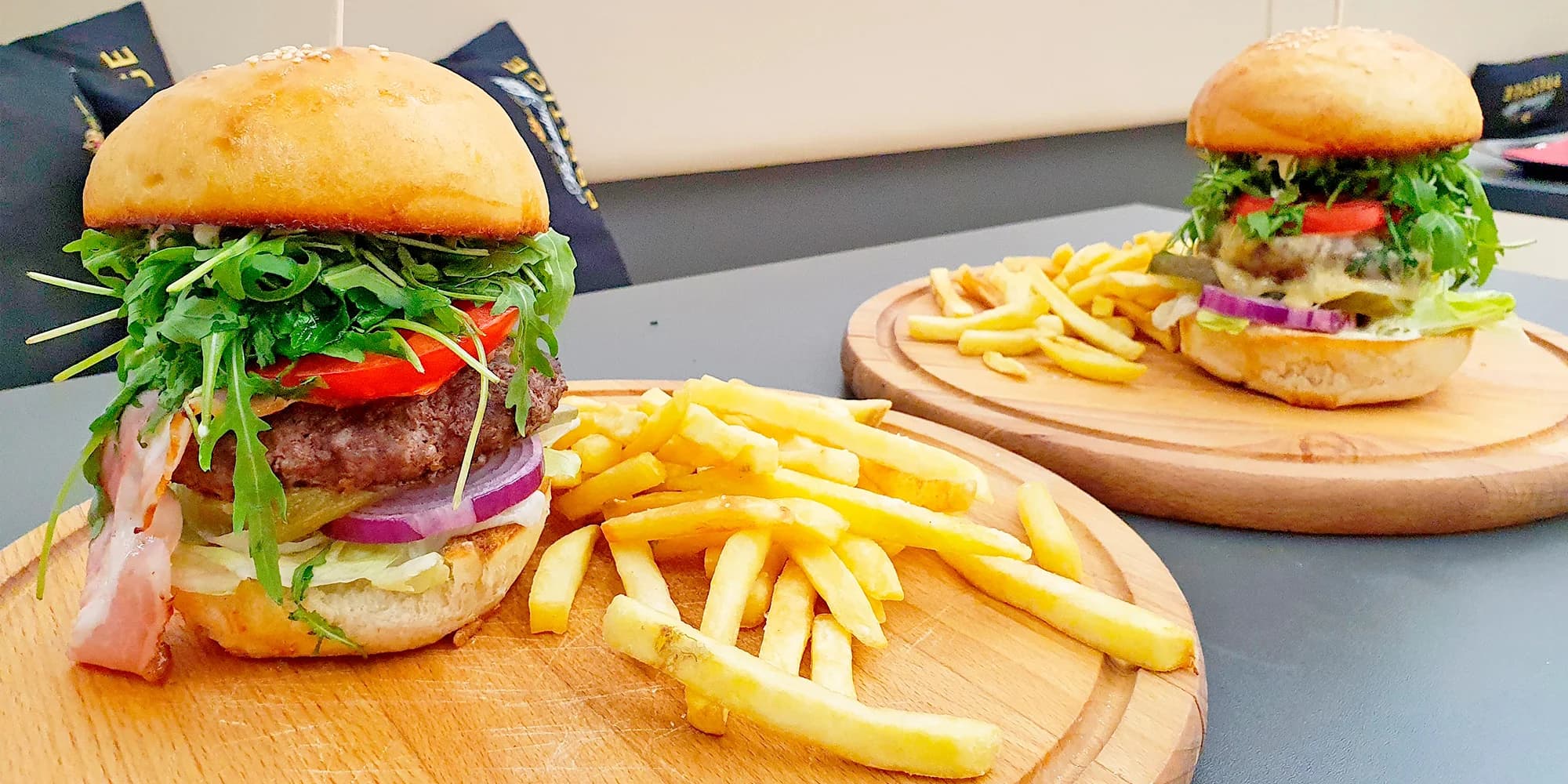 Burger pro 1-2 osoby dle výběru: hovězí klasika, kuřecí maso i steak z lososa
