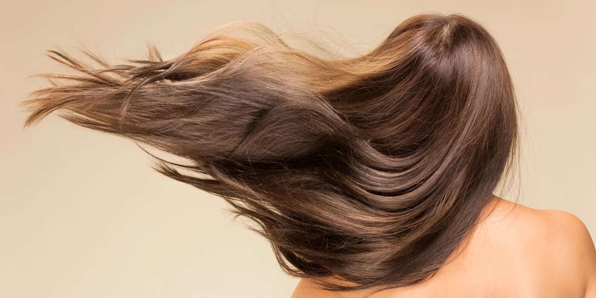Svěží vítr do vlasů: dámský střih, barvení, melír, airtouch či balayage