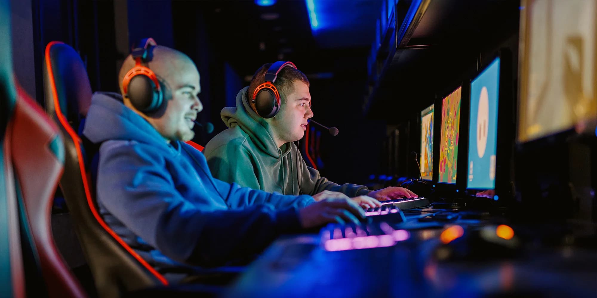 Vyrazte za zábavou do gaming arény: PlayStation 5, závodní simulátory i neomezené hraní na počítači