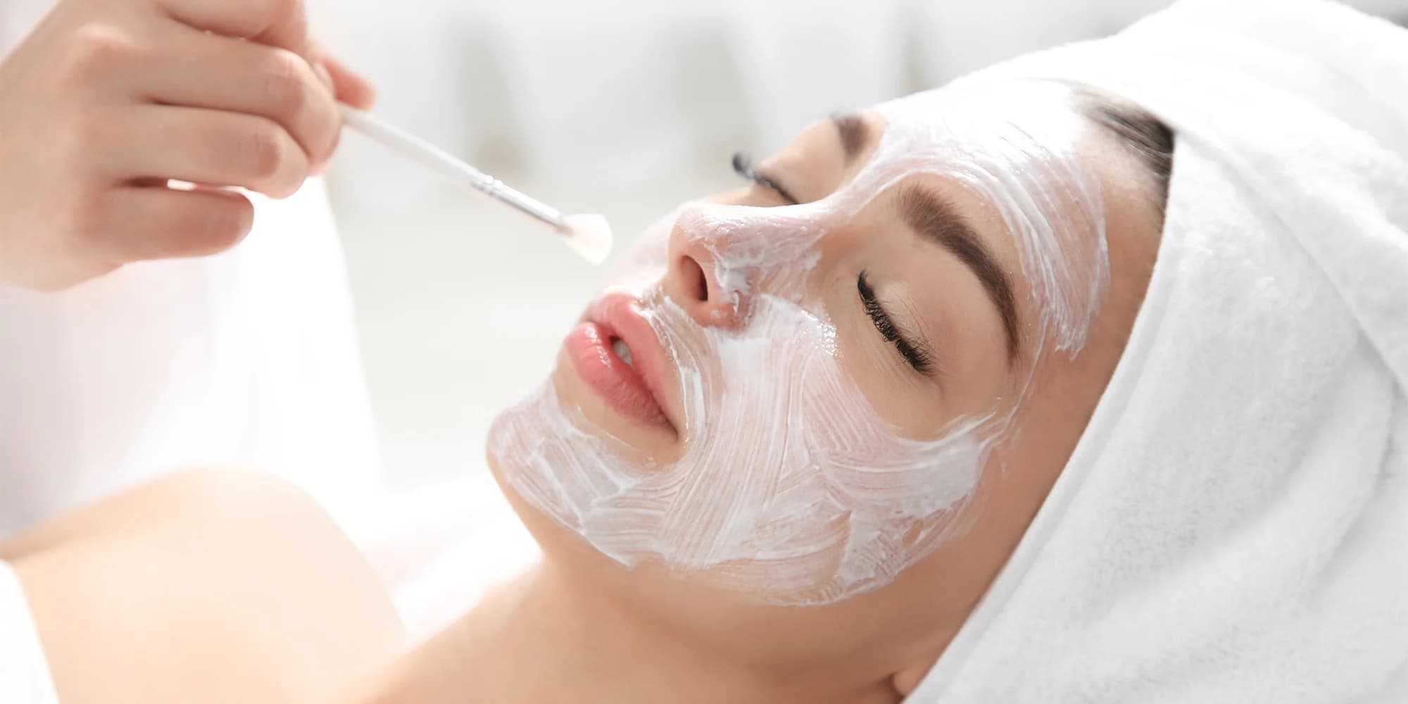 Intenzivní hydratační ošetření: aplikace sér, peeling včetně masáže obličeje