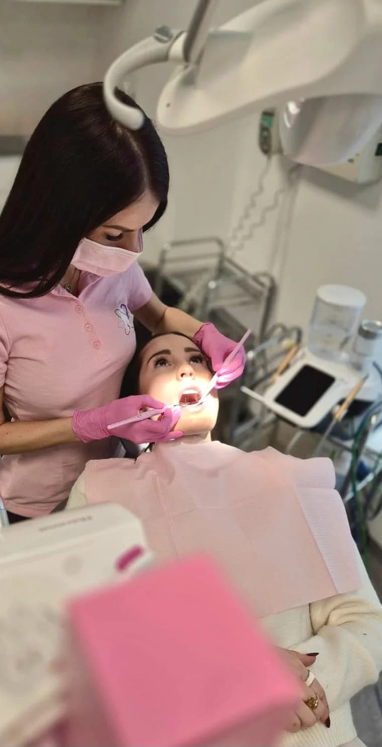 Zářivý začátek pro zdravý úsměv: vstupní dentální hygiena s airflow pro dospělé