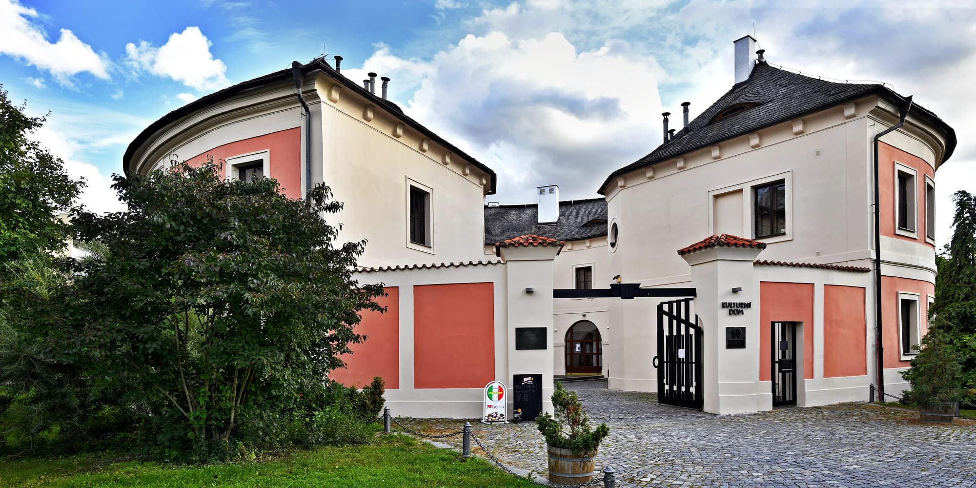 Masová hostina: pečené vepřové koleno nebo žebra s bramborovými dukátky