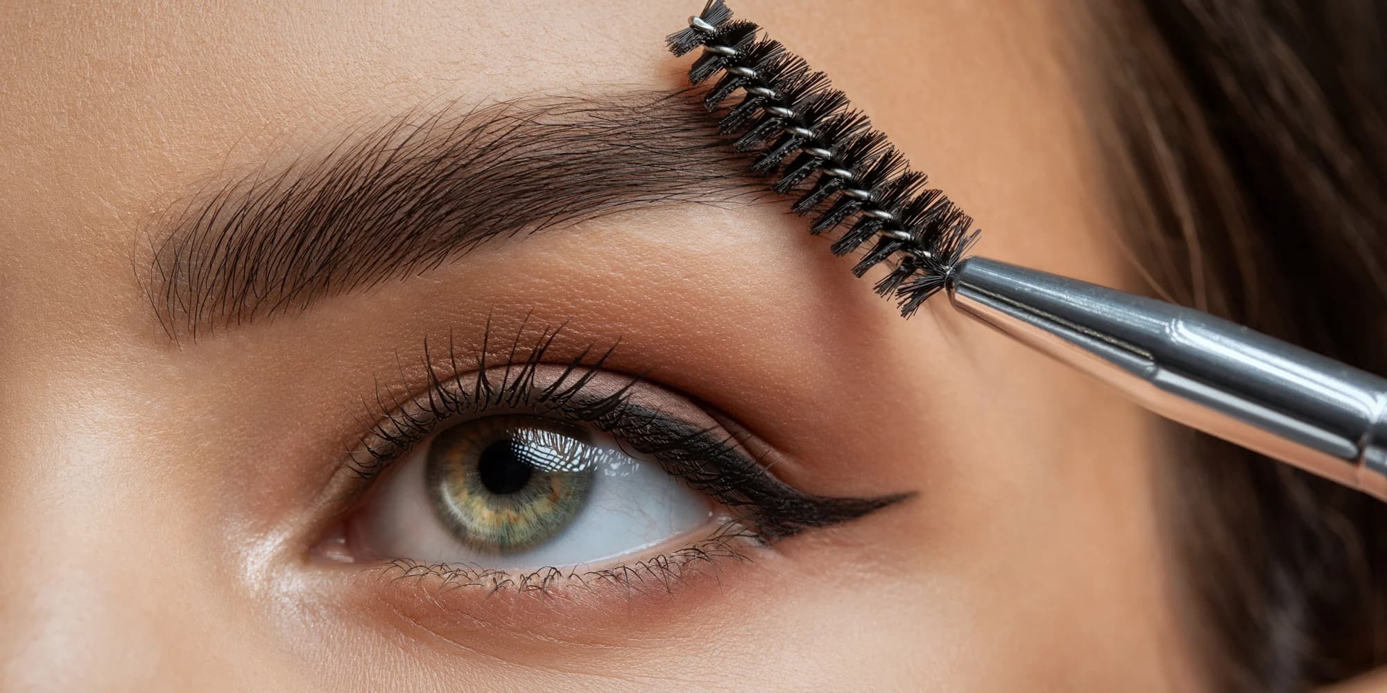 Pro oslnivý pohled: úprava obočí vč. barvení, lash lifting i laminace obočí