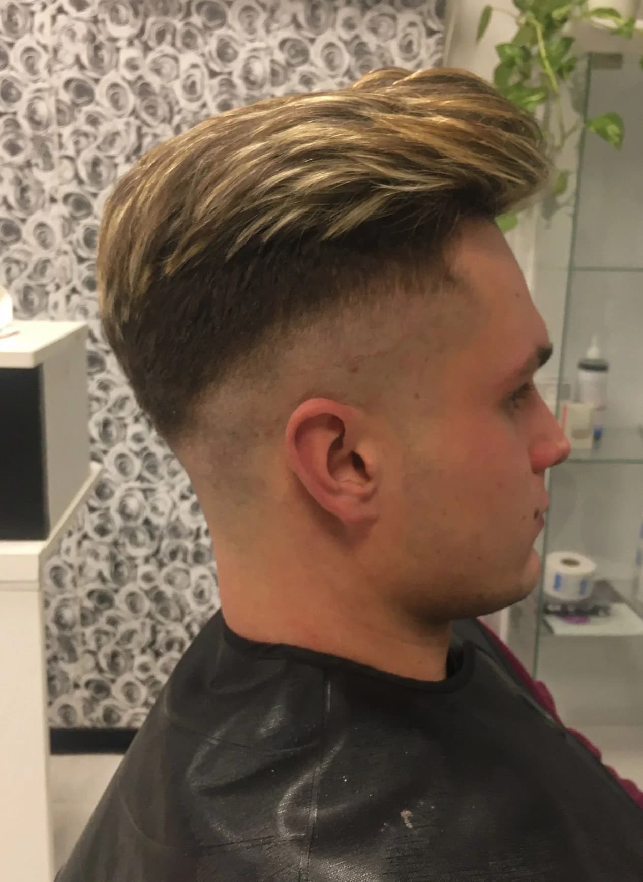 Vlasy jako ze žurnálu: střih, styling, úprava vousů i ondulace na Andělu
