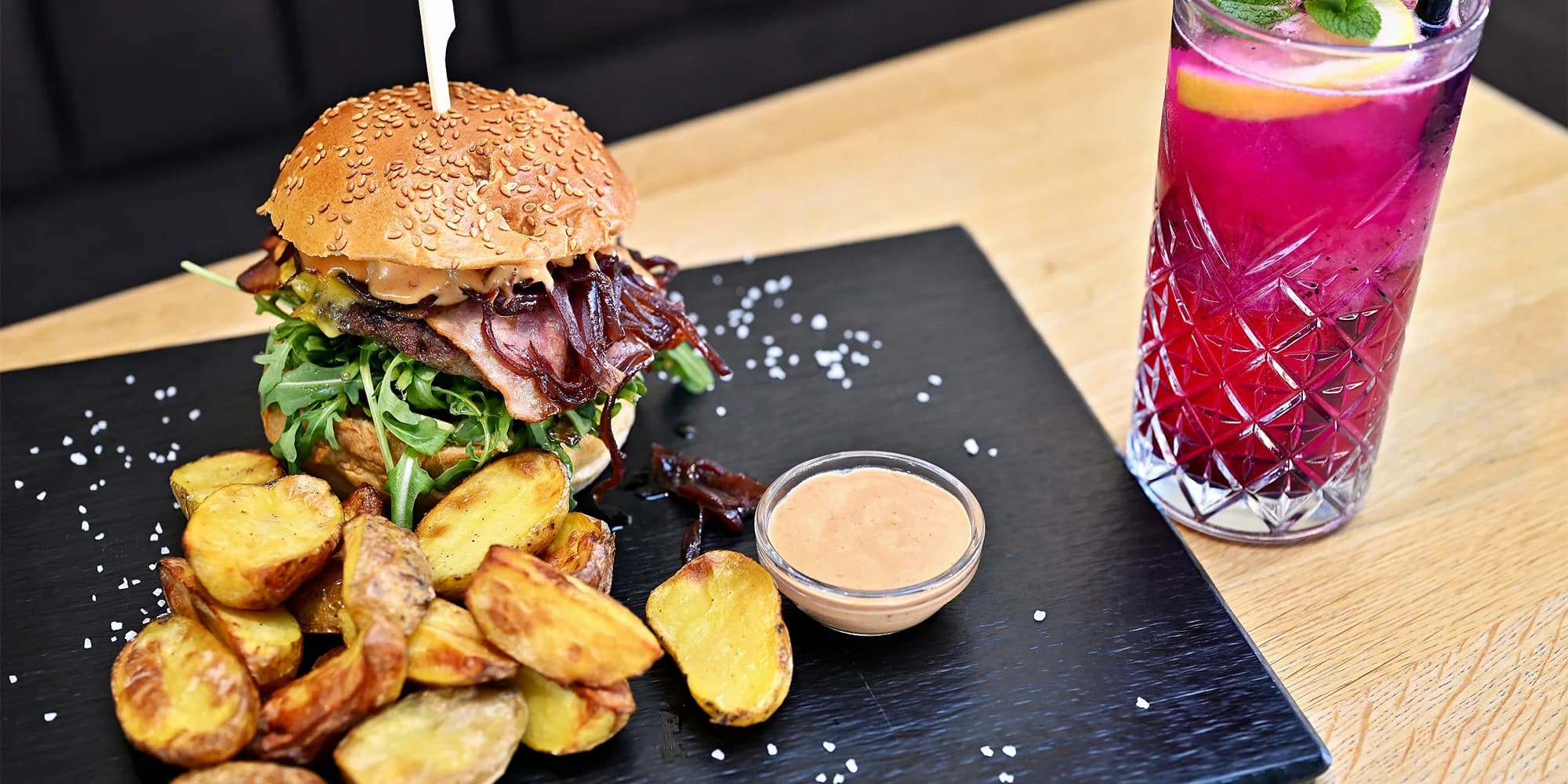 Hovězí burger a domácí limonáda v branické kavárně pro 1 či 2 osoby