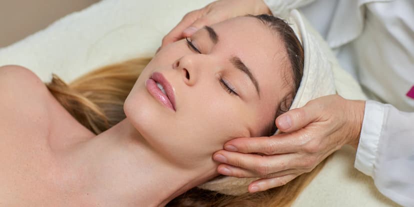 Relaxační, sportovní či bukální liftingová masáž i scratching s aromaterapií