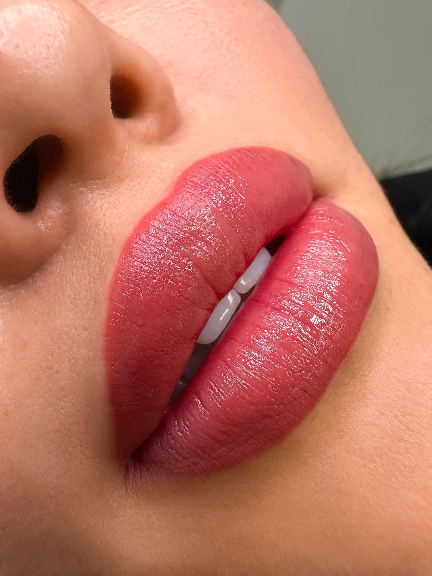 Permanentní make-up: horní a dolní linky, obočí i kontura a výplň rtů