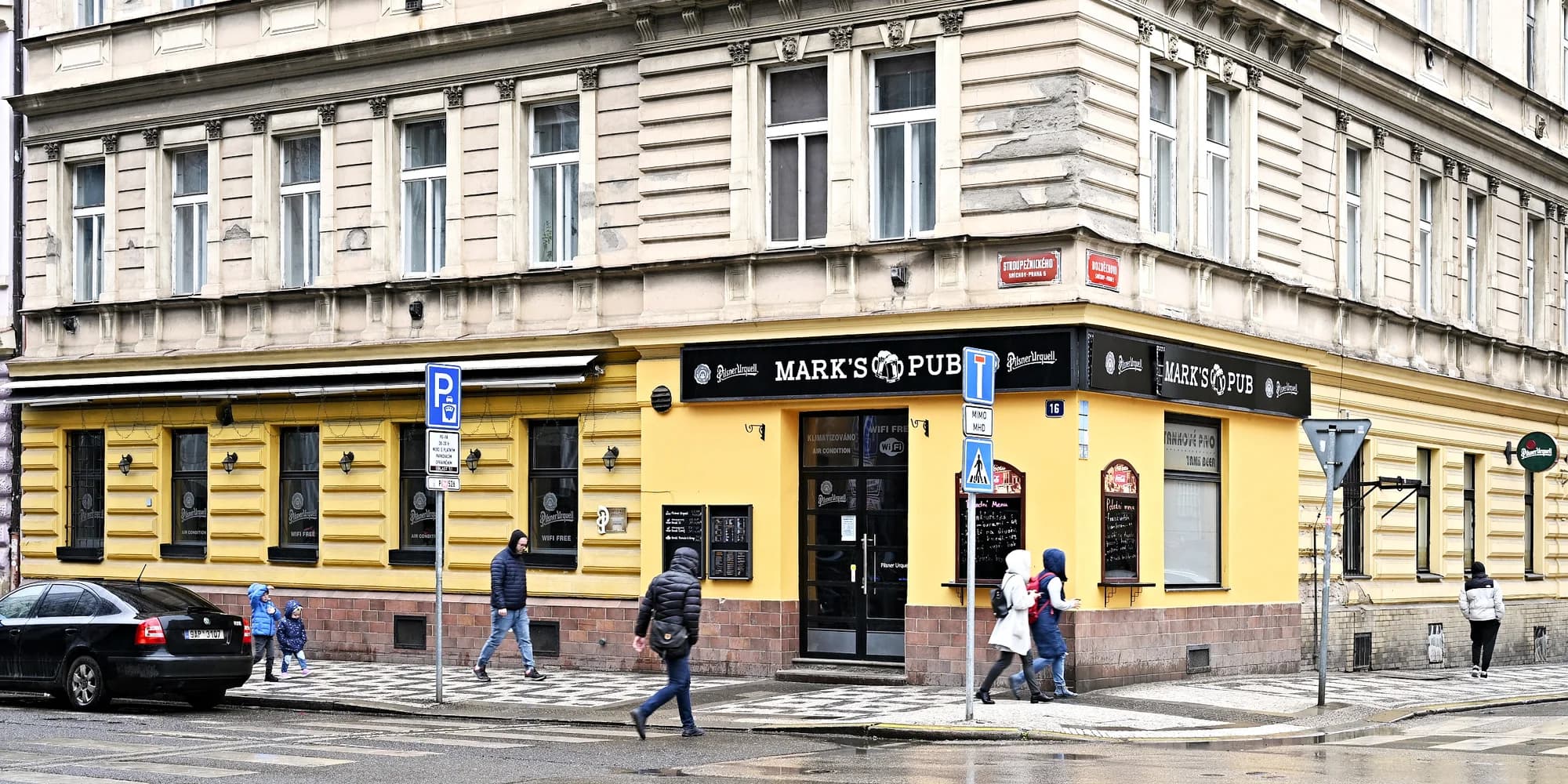Masová hostina s pivem pro 1-4 osoby: vepřové koleno i masové prkno s žebírky a křídly