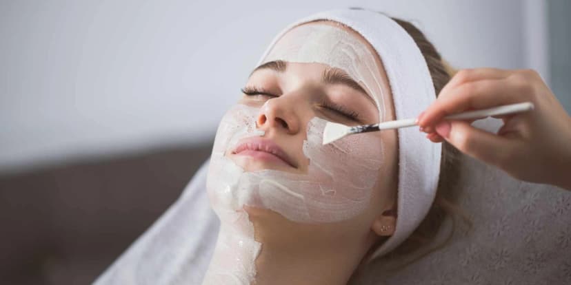 Chemický peeling nové generace pro zmírnění akné, vrásek a sjednocení pleti