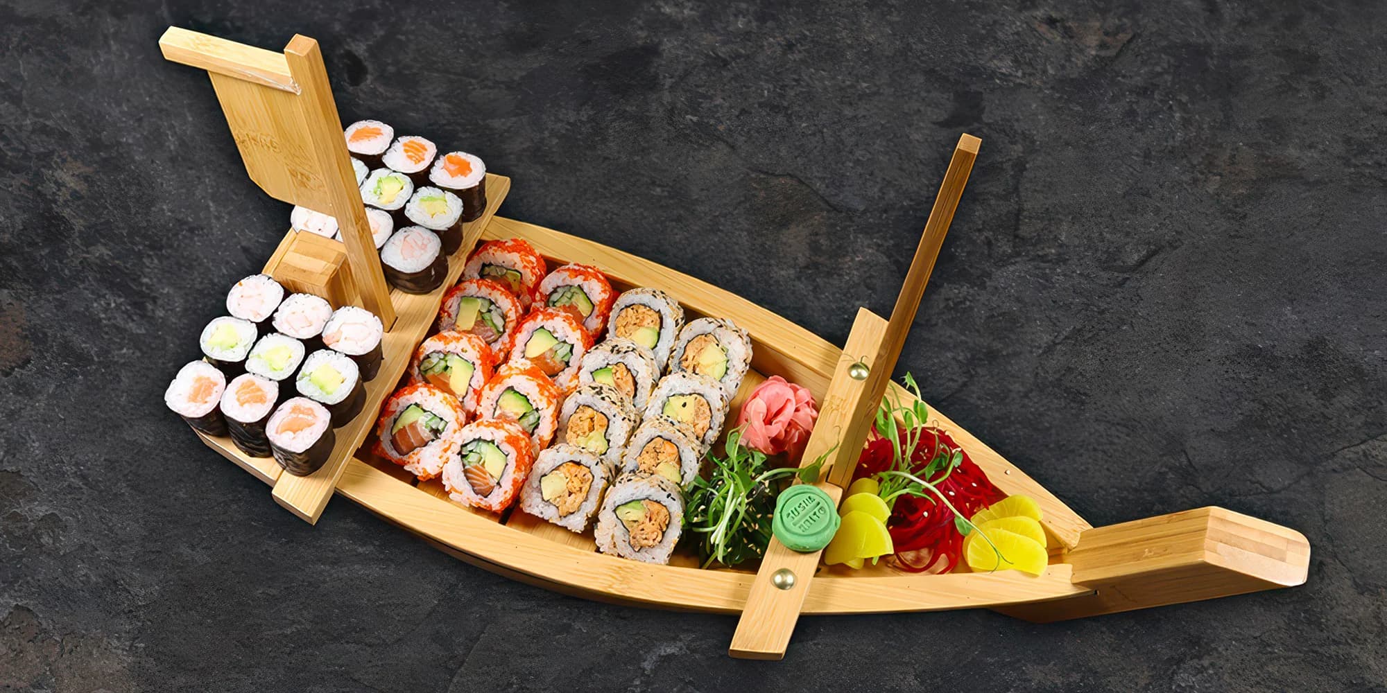 Sushi burrito s nápojem nebo pestrý set 34 kusů maki, saké a mini cheesecake pro 2 osoby