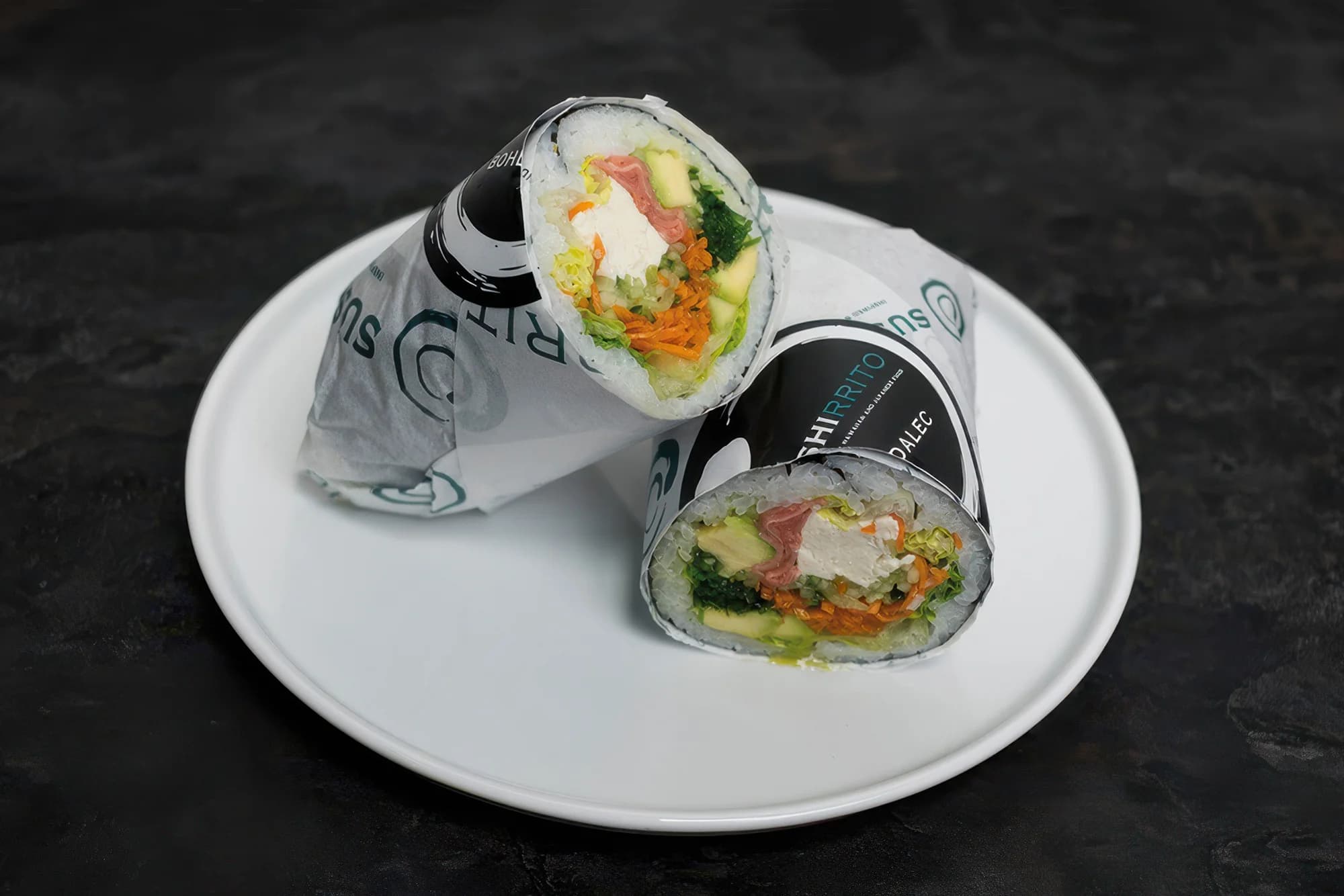 Sushi burrito s nápojem nebo pestrý set 34 kusů maki, saké a mini cheesecake pro 2 osoby