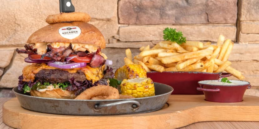 Telecí cheeseburger, cibulové kroužky, kukuřice, hranolky i pivo pro 1 osobu