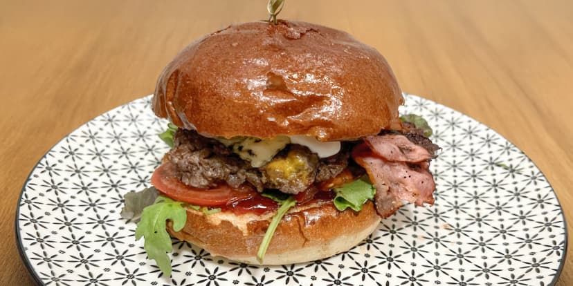 200g hovězí burger dle výběru: klasický, cheeseburger, BBQ, jalapeños i piri piri