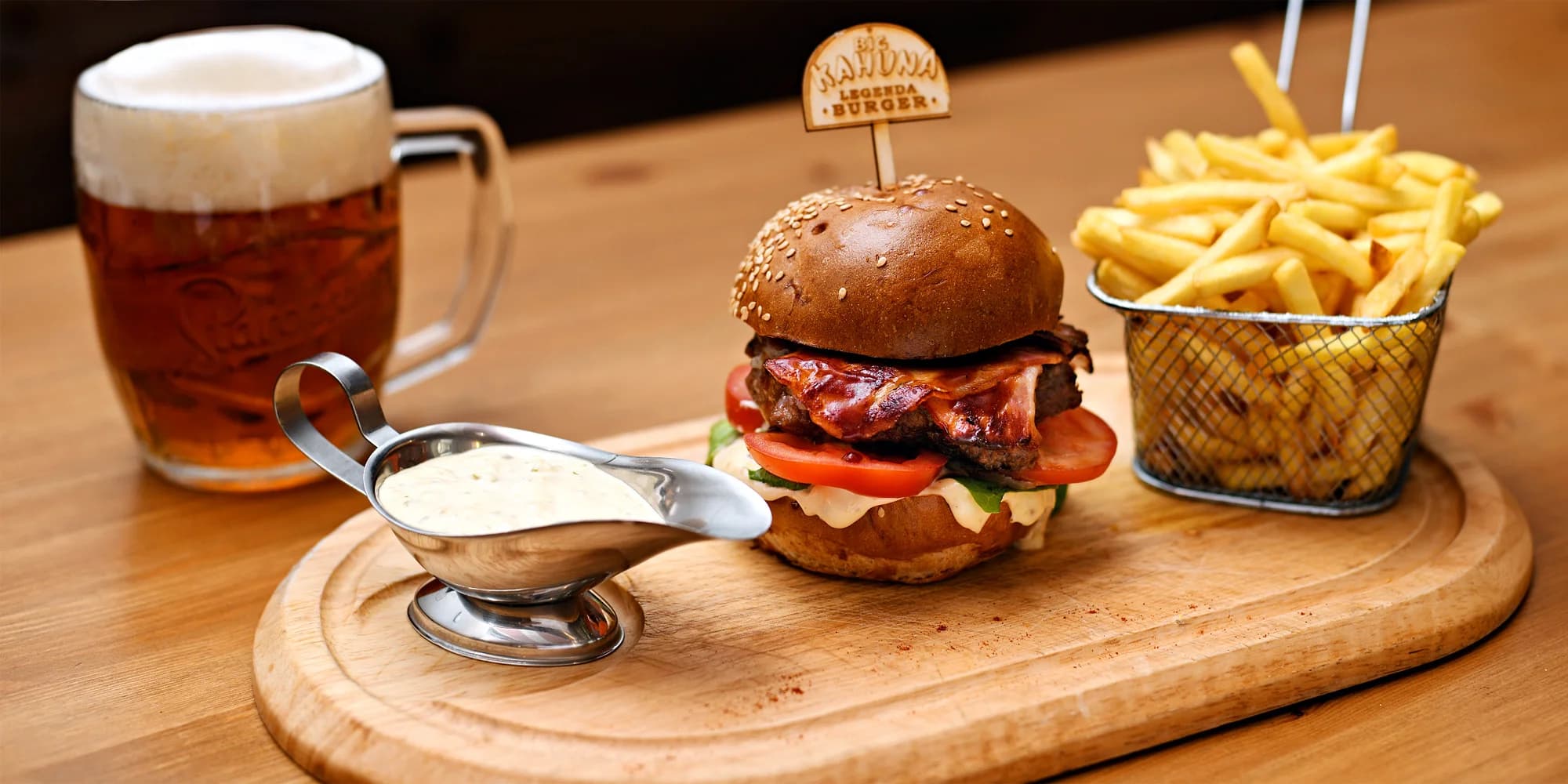 Hovězí nebo vege burger s hranolky a pivem či nealkem pro 1–4 osoby