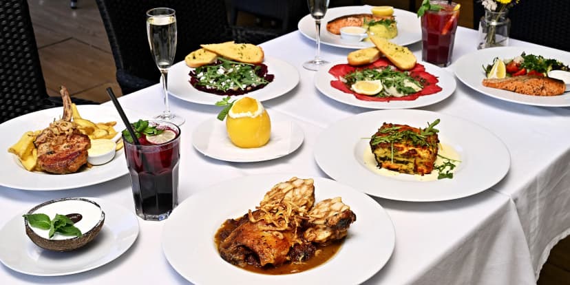 3chodové menu s výhledem na Karlův most: kotleta, losos, kachní stehno či lasagne