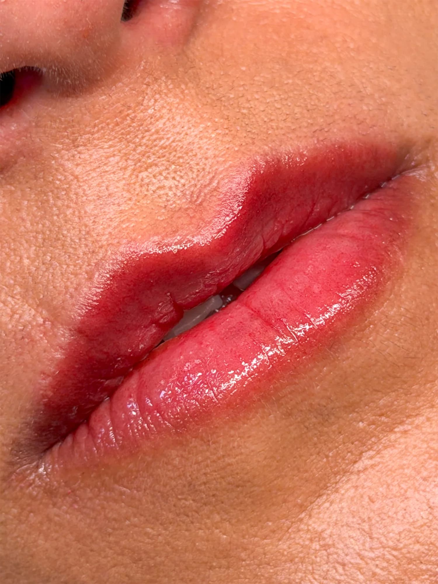 Upravená bez práce: permanentní make-up rtů nebo obočí, 3 hodiny