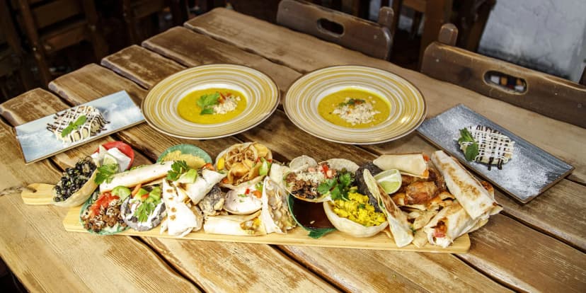 Tříchodové menu v mexické restauraci: polévka, plato specialit dle výběru a dezert pro 2 osoby