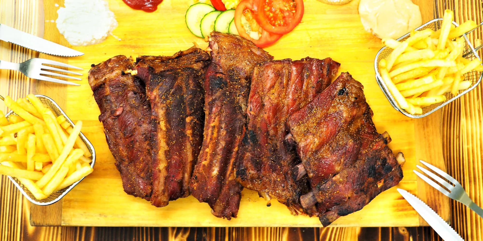 Nálož masa: půl kila nebo kilo uzených žeber z grilu