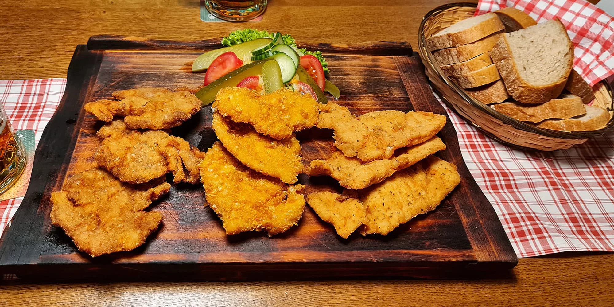 Šťavnaté řízky: až 1,2 kg vepřových a kuřecích řízečků s chlebem